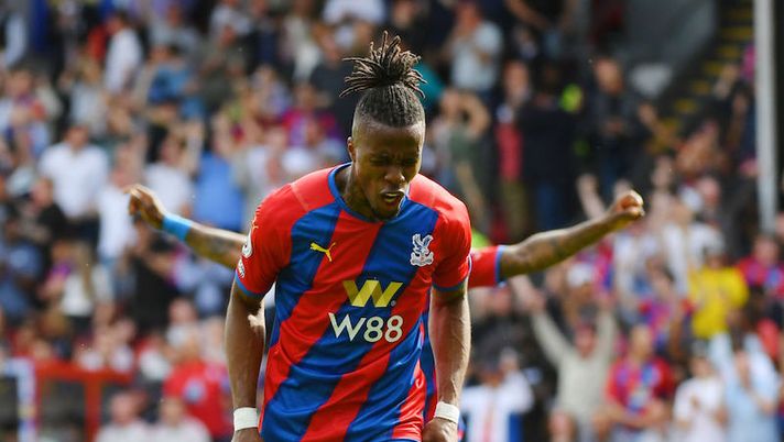 LONDON, ENGLAND - MAY 22: Wilfried Zaha of Crystal Palace celebrates after scoring their sides first goal during the Premier League match between Crystal Palace and Manchester United at Selhurst Park on May 22, 2022 in London, England. (Photo by Tom Dulat/Getty Images) Sky: “Roma, spunta il nome di Zaha per l’attacco: al via i primi contatti” - immagine 1