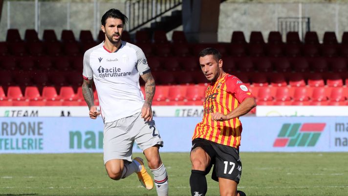BENEVENTO, ITALY - OCTOBER 04: Gianluca Caprari of Benevento Calcio vies with Roberto Soriano of Bologna FC during the Serie A match between Benevento Calcio and Bologna FC at Stadio Ciro Vigorito on October 04, 2020 in Benevento, Italy. (Photo by Francesco Pecoraro/Getty Images) 
