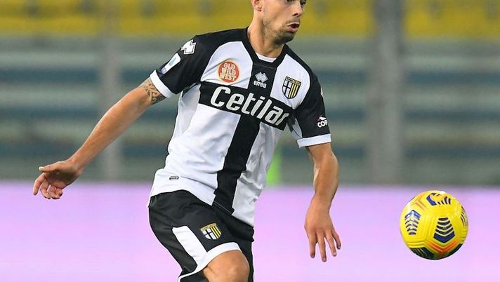 PARMA, ITALY - NOVEMBER 07: Alberto Grassi of Parma Calcio in action during the Serie A match between Parma Calcio and ACF Fiorentina at Stadio Ennio Tardini on November 07, 2020 in Parma, Italy. (Photo by Alessandro Sabattini/Getty Images) UFFICIALE – Grassi è un nuovo giocatore del Cagliari: la sua gestione al fantacalcio - immagine 1
