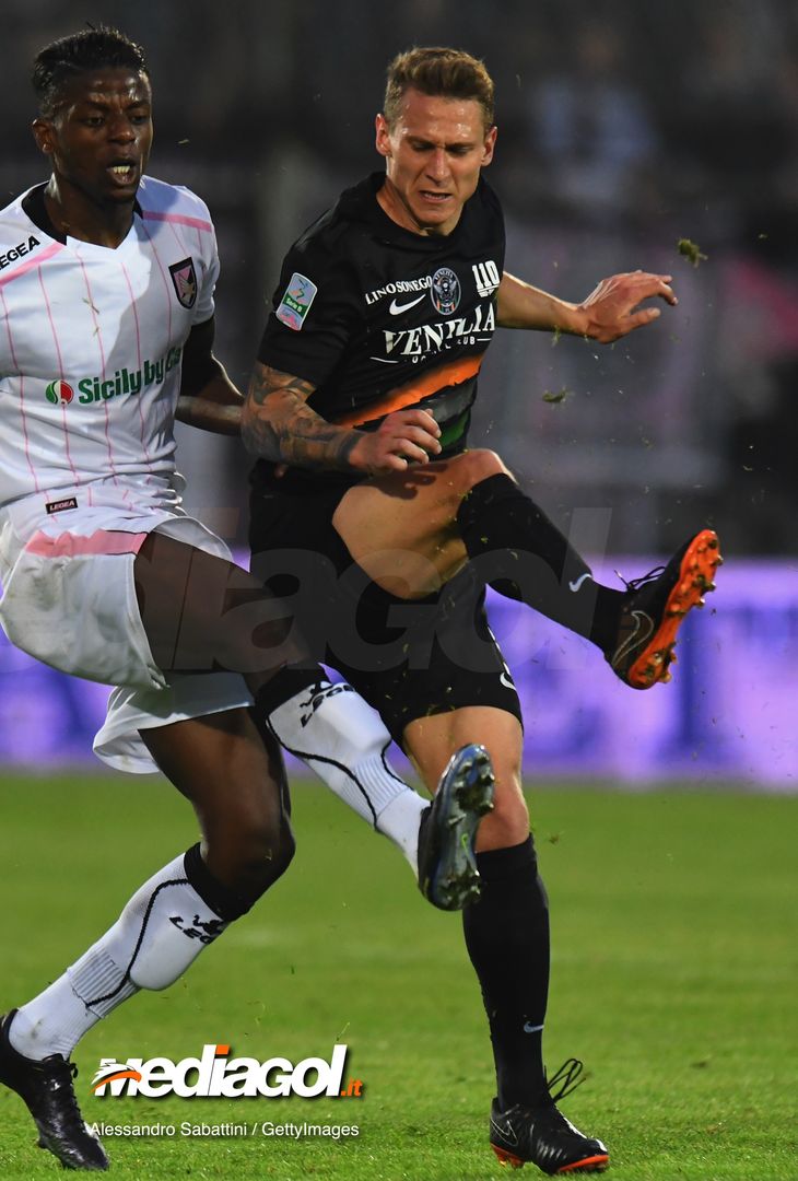  VENICE, ITALY - APRIL 27: Eddy Gnahore of US Citta di Palermo competes for the ball with Leo Stulac of Venezia FC during the serie B match between Venezia FC and US Citta di Palermo at Stadio Pier Luigi Penzo on April 27, 2018 in Venice, Italy.  (Photo by Alessandro Sabattini/Getty Images) 