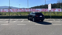 Arezzo, pazienza finita dei tifosi: “Basta umiliazioni, giocate con la terza maglia”