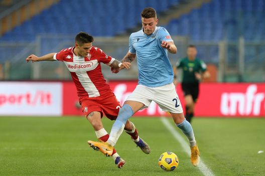 ROME, ITALY - JANUARY 06: Lucas Martinez Quarta of ACF Fiorentina battles for possession with Sergej Milinkovic-Savic of SS Lazio during the Serie A match between SS Lazio and ACF Fiorentina at Stadio Olimpico on January 06, 2021 in Rome, Italy. Sporting stadiums around Italy remain under strict restrictions due to the Coronavirus Pandemic as Government social distancing laws prohibit fans inside venues resulting in games being played behind closed doors. (Photo by Paolo Bruno/Getty Images) ROME, ITALY - JANUARY 06: Lucas Martinez Quarta of ACF Fiorentina battles for possession with Sergej Milinkovic-Savic of SS Lazio during the Serie A match between SS Lazio and ACF Fiorentina at Stadio Olimpico on January 06, 2021 in Rome, Italy. Sporting stadiums around Italy remain under strict restrictions due to the Coronavirus Pandemic as Government social distancing laws prohibit fans inside venues resulting in games being played behind closed doors. (Photo by Paolo Bruno/Getty Images)