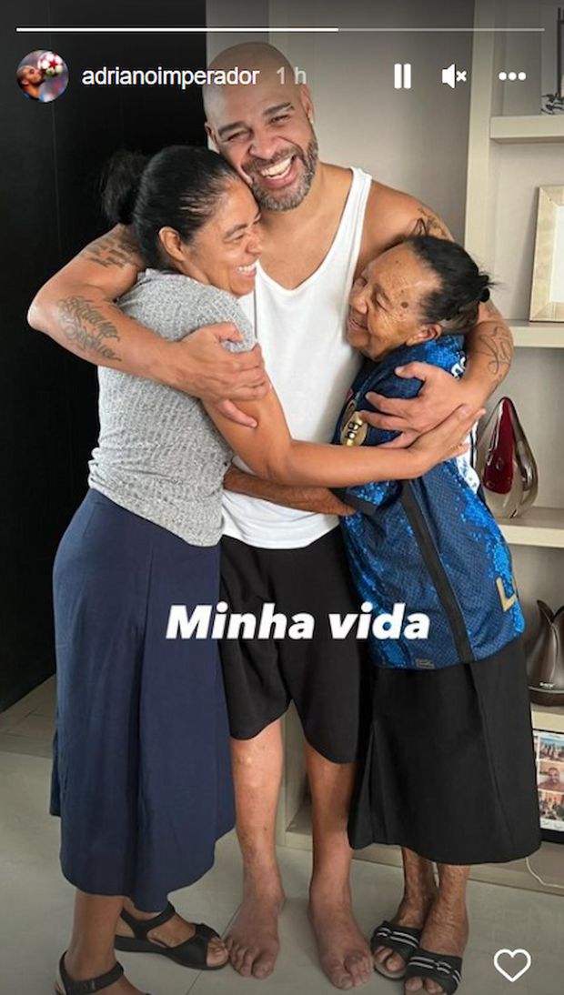 Adriano, l’Inter è anche in famiglia: la nonna lo abbraccia con indosso la maglia nerazzurra- immagine 2