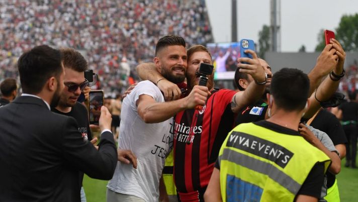 REGGIO NELL'EMILIA, ITALY - MAY 22: Olivier Giroud of AC Milan celebrates winning the Serie A title with fans following victory in the Serie A match between US Sassuolo and AC Milan at Mapei Stadium - Citta' del Tricolore on May 22, 2022 in Reggio nell'Emilia, Italy. (Photo by Chris Ricco/Getty Images) Il Milan è campione d’Italia: ecco il tweet di complimenti dell’Inter - immagine 1