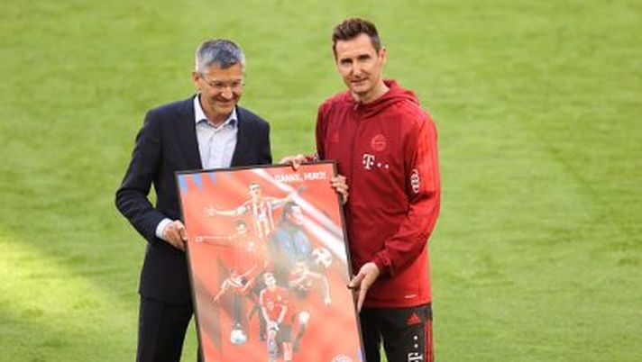 MUNICH, GERMANY - MAY 22: Miroslav Klose (R) of Bayern Munich poses for a farewell photo with Herbert Hainer, President of FC Bayern Muenchen prior to the Bundesliga match between FC Bayern Muenchen and FC Augsburg at Allianz Arena on May 22, 2021 in Munich, Germany. After the Bavarian cabinet decided on first relaxations for outdoor events, the current Corona situation allows FC Bayern to have its last match of the season in front of 250 spectators in the Allianz Arena. Of these, 100 tickets are given to people from the health sector selected by the Ministry of Health. (Photo by Alexander Hassenstein/Getty Images) DDD Story – I migliori marcatori di sempre ai Mondiali - immagine 1