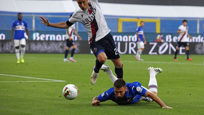 GENOA, ITALY - JUNE 28: Lorenzo Tonelli of UC Sampdoria challenged by Rodrigo Palacio of Bologna FC during the Serie A match between UC Sampdoria and Bologna FC at Stadio Luigi Ferraris on June 28, 2020 in Genoa, Italy. (Photo by Chris Ricco/Getty Images) GENOA, ITALY - JUNE 28: Lorenzo Tonelli of UC Sampdoria challenged by Rodrigo Palacio of Bologna FC during the Serie A match between UC Sampdoria and Bologna FC at Stadio Luigi Ferraris on June 28, 2020 in Genoa, Italy. (Photo by Chris Ricco/Getty Images)