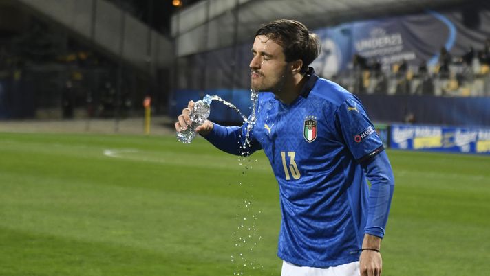 MARIBOR, SLOVENIA - MARCH 27: Luca Ranieri of Italy takes a drink during the 2021 UEFA European Under-21 Championship Group B match between Spain and Italy at Stadion Ljudski vrt on March 27, 2021 in Maribor, Slovenia. Sporting stadiums around Slovenia remain under strict restrictions due to the Coronavirus Pandemic as Government social distancing laws prohibit fans inside venues resulting in games being played behind closed doors. (Photo by Jurij Kodrun/Getty Images) MARIBOR, SLOVENIA - MARCH 27: Luca Ranieri of Italy takes a drink during the 2021 UEFA European Under-21 Championship Group B match between Spain and Italy at Stadion Ljudski vrt on March 27, 2021 in Maribor, Slovenia. Sporting stadiums around Slovenia remain under strict restrictions due to the Coronavirus Pandemic as Government social distancing laws prohibit fans inside venues resulting in games being played behind closed doors. (Photo by Jurij Kodrun/Getty Images)