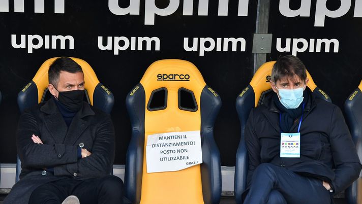 Paolo Maldini e Frederic Massara, dirigenti e uomini del mercato dell'AC Milan, in panchina prima di Verona-Milan