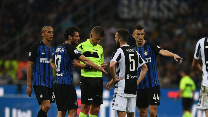 MILAN, ITALY - APRIL 28: Referee Daniele Orsato reacts with Antonio Candreva of FC Internazionale, Ivan Perisic of FC Internazionale and Miralem Pjanicduring the serie A match between FC Internazionale and Juventus at Stadio Giuseppe Meazza on April 28, 2018 in Milan, Italy. (Photo by Claudio Villa - Inter/FC Internazionale via Getty Images) MILAN, ITALY - APRIL 28: Referee Daniele Orsato reacts with Antonio Candreva of FC Internazionale, Ivan Perisic of FC Internazionale and Miralem Pjanicduring the serie A match between FC Internazionale and Juventus at Stadio Giuseppe Meazza on April 28, 2018 in Milan, Italy. (Photo by Claudio Villa - Inter/FC Internazionale via Getty Images)