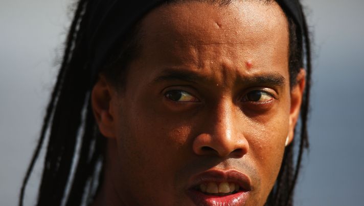DUBAI, UNITED ARAB EMIRATES - JANUARY 04:  Ronaldinho of AC Milan looks on during a training session during the AC Milan Winter Training Camp at the Al Nasr Sports Club on January 4, 2009 in Dubai, United Arab Emirates.  (Photo by Ryan Pierse/Getty Images)  DUBAI, UNITED ARAB EMIRATES - JANUARY 04:  Ronaldinho of AC Milan looks on during a training session during the AC Milan Winter Training Camp at the Al Nasr Sports Club on January 4, 2009 in Dubai, United Arab Emirates.  (Photo by Ryan Pierse/Getty Images)