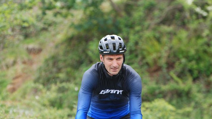 Una salita infernale in bici per il Ct mondiale: Scaloni ce la fa anche stavolta… - immagine 1