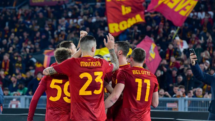 ROME, ITALY - FEBRUARY 23: Paulo Dybala of AS Roma celebrates after scoring the second goal for his team during the UEFA Europa League knockout round play-off leg two match between AS Roma and RB Salzburg at Stadio Olimpico on February 23, 2023 in Rome, Italy. (Photo by Fabio Rossi/AS Roma via Getty Images) Roma, a Cremona parte l’assalto al secondo posto - immagine 1