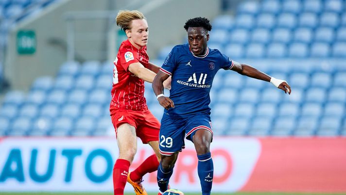 FARO, PORTUGAL - JULY 27: Ryan Johansson of Sevilla FC competes for the ball with Arnaud Kalimuendo of Paris Saint Germain during a Pre Season Friendly Match between Sevilla FC and Paris Saint-Germain at Estadio Algarve on July 27, 2021 in Faro, Portugal. (Photo by Fran Santiago/Getty Images) Cor Bo – Sartori su Kalimuendo e Moffi - immagine 1