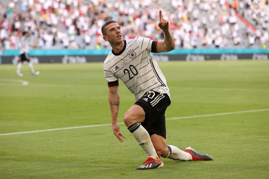 MUNICH, GERMANY - JUNE 19: Robin Gosens of Germany celebrates after scoring their side's fourth goal during the UEFA Euro 2020 Championship Group F match between Portugal and Germany at Football Arena Munich on June 19, 2021 in Munich, Germany. (Photo by Alexander Hassenstein/Getty Images) Atalanta, Gosens a un passo dall’addio: c’è il Newcastle- immagine 1
