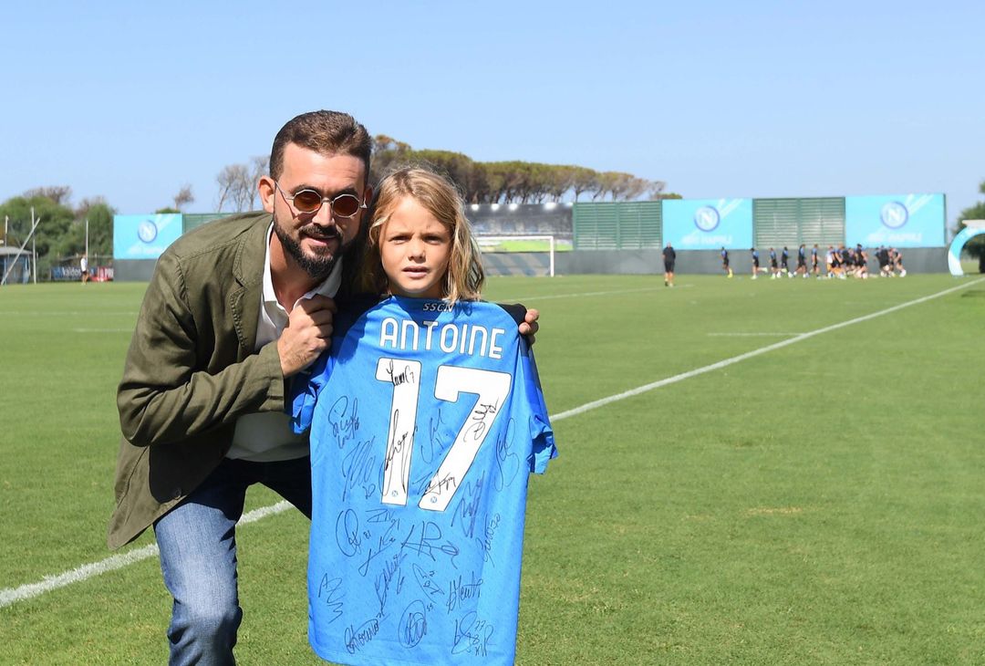 FOTO Il famoso bambino del Franchi fa visita al Napoli: maglia autografata in regalo - immagine 5