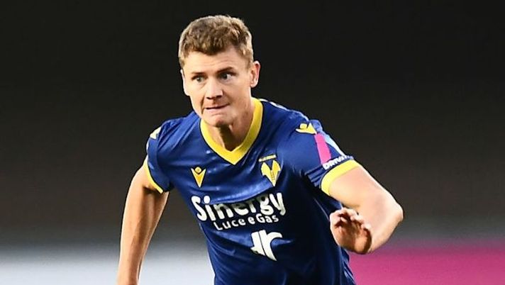 VERONA, ITALY - NOVEMBER 13: Pawel Dawidowicz of Hellas Verona in action during the Serie A match between Hellas Verona and Spezia Calcio at Stadio Marcantonio Bentegodi on November 13, 2022 in Verona, Italy. (Photo by Alessandro Sabattini/Getty Images) Verona, dura meno di 30′ la partita di Dawidowicz: costretto al cambio per infortunio - immagine 1