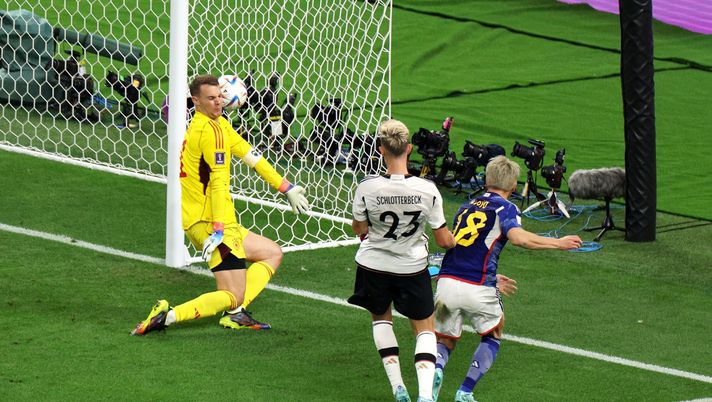DOHA, QATAR - NOVEMBER 23: Takuma Asano of Japan scores their team's second goal past Manuel Neuer of Germany during the FIFA World Cup Qatar 2022 Group E match between Germany and Japan at Khalifa International Stadium on November 23, 2022 in Doha, Qatar. (Photo by Dean Mouhtaropoulos/Getty Images) Germania messa ko da Asano “il ternano”: primi passi nelle giovanili del Rieti - immagine 1