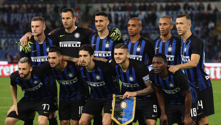 ROME, ITALY - OCTOBER 29:  FC Internazionale team pose for a team photo during the Serie A match between SS Lazio and FC Internazionale at Stadio Olimpico on October 29, 2018 in Rome, Italy.  (Photo by Paolo Bruno/Getty Images) 