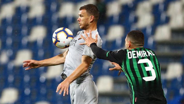 REGGIO NELL'EMILIA, ITALY - MAY 18:  Edin Dzeko of AS Roma competes for the ball with Merih Demiral of US Sassuolo during the Serie A match between US Sassuolo and AS Roma at Mapei Stadium - Citta' del Tricolore on May 18, 2019 in Reggio nell'Emilia, Italy.  (Photo by Marco Luzzani/Getty Images) 