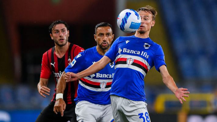 GENOA, ITALY - AUGUST 23: Mikkel Damsgaard of Sampdoria (R) controls the ball during the Serie A match between UC Sampdoria and Ac Milan at Stadio Luigi Ferraris on August 23, 2021 in Genoa, Italy. (Photo by Getty Images) Fantacalcio Mantra, cinque consigli per questa giornata: da Elmas a Damsgaard - immagine 1
