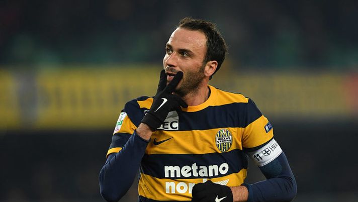 VERONA, ITALY - DECEMBER 30: Giampaolo Pazzini of Hellas Verona FC celebrates the opening goal during the Serie B match between Hellas Verona FC and AC Cesena at Stadio Marc'Antonio Bentegodi on December 30, 2016 in Verona, Italy. (Photo by Valerio Pennicino/Getty Images) Pazzini al fanta? Occhio, il Verona ha messo le mani su un’altra punta - immagine 1