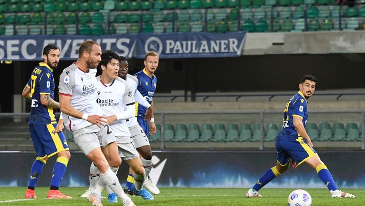 VERONA, ITALY - MAY 17: Lorenzo De Silvestri of Bologna FC scores his team's first goal during the Serie A match between Hellas Verona FC and Bologna FC at Stadio Marcantonio Bentegodi on May 17, 2021 in Verona, Italy. Sporting stadiums around Italy remain under strict restrictions due to the Coronavirus Pandemic as Government social distancing laws prohibit fans inside venues resulting in games being played behind closed doors. (Photo by Alessandro Sabattini/Getty Images) VERONA, ITALY - MAY 17: Lorenzo De Silvestri of Bologna FC scores his team's first goal during the Serie A match between Hellas Verona FC and Bologna FC at Stadio Marcantonio Bentegodi on May 17, 2021 in Verona, Italy. Sporting stadiums around Italy remain under strict restrictions due to the Coronavirus Pandemic as Government social distancing laws prohibit fans inside venues resulting in games being played behind closed doors. (Photo by Alessandro Sabattini/Getty Images)