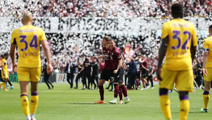 SALERNO, ITALY - APRIL 24: Federico Bonazzoli and Emil Bohinen of US Salernitana celebrate the victory after the Serie A match between US Salernitana and ACF Fiorentina at Stadio Arechi on April 24, 2022 in Salerno, Italy. (Photo by Francesco Pecoraro/Getty Images) Bonazzoli: “Ribery con me come con Vlahovic. Da noi ACF non riusciva a giocare” - immagine 1