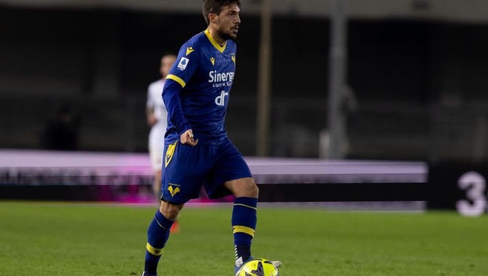 VERONA, ITALY - JANUARY 09: Simone Verdi of Hellas Verona FC in action during the Serie A match between Hellas Verona and US Cremonese at Stadio Marcantonio Bentegodi on January 09, 2023 in Verona, Italy. (Photo by Emmanuele Ciancaglini/Getty Images) Sky: “Verdi-Salernitana, c’è grande pessimismo sull’esito del ricorso” - immagine 1
