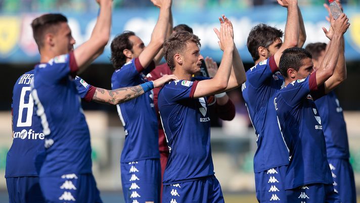 VERONA, ITALY - APRIL 23:  Adem Ljajic of Torino FC (C) salutes the fans with his teammates at the end of the Serie A match between AC ChievoVerona and FC Torino at Stadio Marc'Antonio Bentegodi on April 23, 2017 in Verona, Italy.  (Photo by Emilio Andreoli/Getty Images) 