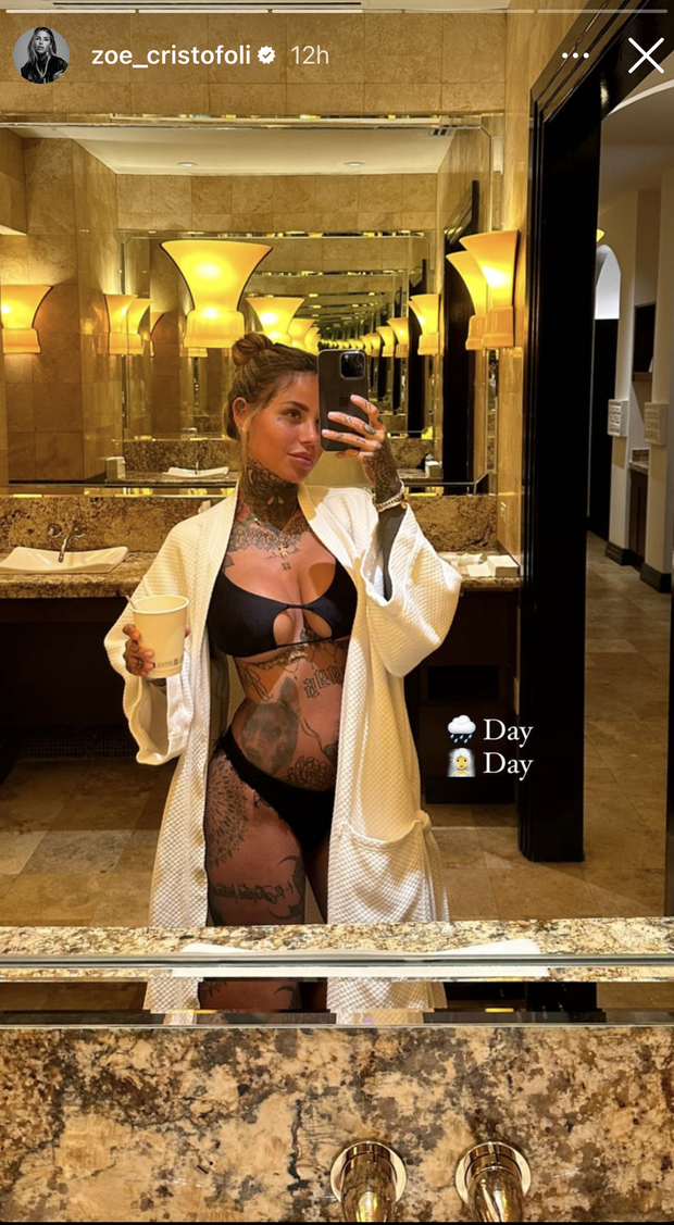 Zoe, fisico super in costume e accappatoio. Giornata piovosa, lady Hernandez ha la soluzione- immagine 2