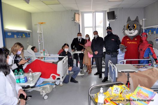 Roma, Romolo consegna doni e uova di Pasqua ai bambini del San Camillo Forlanini- immagine 3