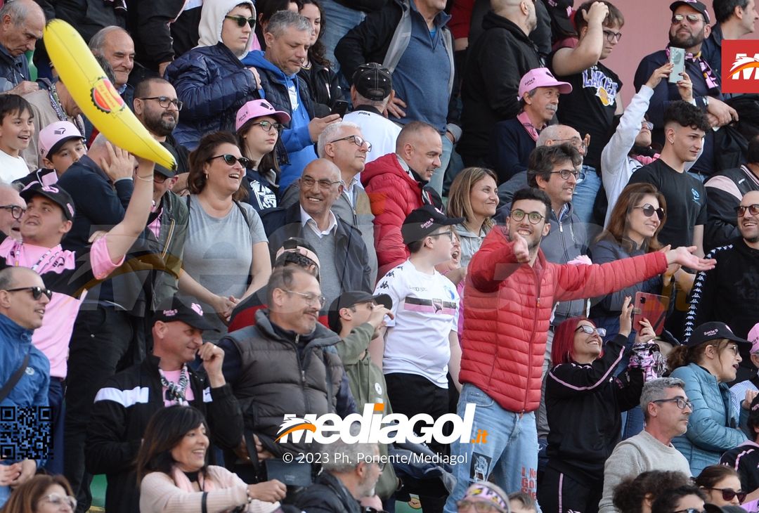 FOTOTIFO Palermo-Benevento 1-1, gli scatti ai tifosi al “Renzo Barbera” (Gallery) - immagine 23