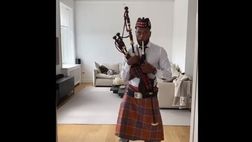 VIDEO/ L’ultima di Evra: suona la cornamusa e con una sorpresa sotto il kilt