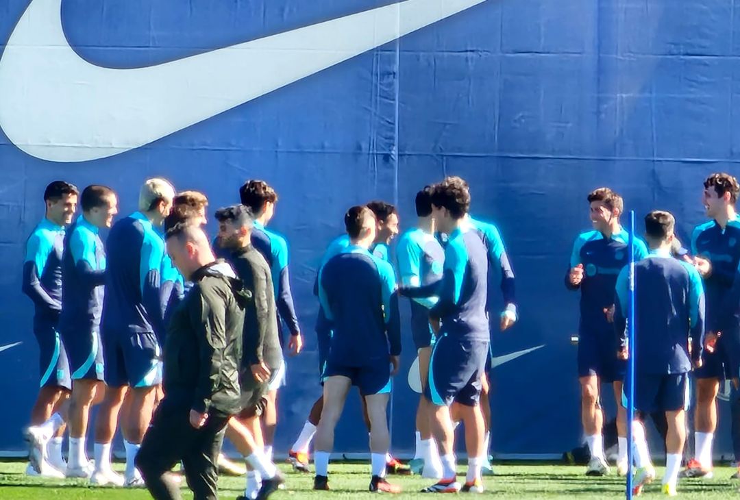 La vigilia del Barcellona in vista del ritorno dell'ottavo di Champions contro il Napoli comincia con il riscaldamento dei blaugrana agli ordini di Xavi