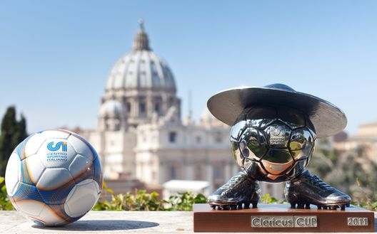 La Coppa con il Saturno fa da sfondo a San Pietro... La Coppa con il Saturno fa da sfondo a San Pietro...