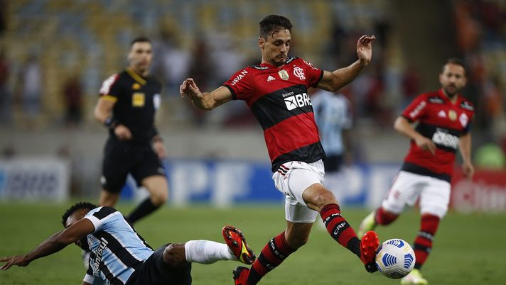 RIO DE JANEIRO, BRAZIL - SEPTEMBER 15: Rodrigo Caio of Flamengo competes for the ball with Borja of Gremio during a second leg quarter final match of Copa Do Brasil between Flamengo and Gremio at Maracana Stadium on September 15, 2021 in Rio de Janeiro, Brazil. For the first time after the beginning of COVID-19 restrictions, fans are being allowed back in the stadium for local games. In orther to access fans need to present a negative PCR test result and their COVID-19 vaccination card. (Photo by Wagner Meier/Getty Images) RIO DE JANEIRO, BRAZIL - SEPTEMBER 15: Rodrigo Caio of Flamengo competes for the ball with Borja of Gremio during a second leg quarter final match of Copa Do Brasil between Flamengo and Gremio at Maracana Stadium on September 15, 2021 in Rio de Janeiro, Brazil. For the first time after the beginning of COVID-19 restrictions, fans are being allowed back in the stadium for local games. In orther to access fans need to present a negative PCR test result and their COVID-19 vaccination card. (Photo by Wagner Meier/Getty Images)