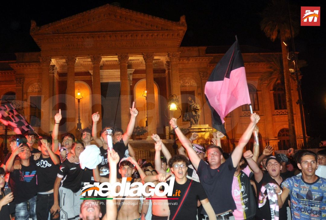 FOTO Palermo in Serie B, i festeggiamenti dei rosanero al Renzo Barbera (Gallery) - immagine 26
