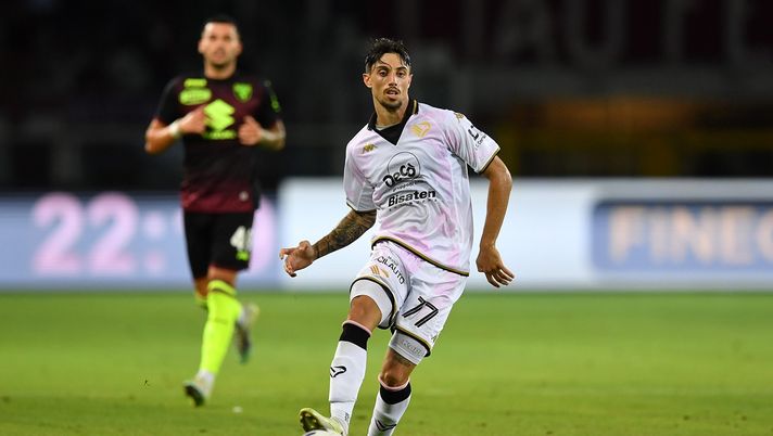 TURIN, ITALY - AUGUST 06: Salvatore Elia of Palermo calcio in action during the Coppa Italia match between Torino FC and Palermo at Olimpico Stadium on August 6, 2022 in Turin, Italy. (Photo by Valerio Pennicino/Getty Images) Bari-Palermo, Elia: “Saranno 90 minuti di fuoco. Stadio pieno? Ci stimola” - immagine 1