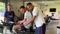 Il PSG torna ad allenarsi: l’abbraccio tra Donnarumma e Messi | VIDEO