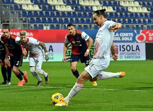 Ibrahimovic trasforma a Cagliari un calcio di rigore Ibrahimovic trasforma a Cagliari un calcio di rigore