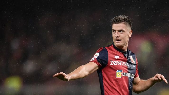 Genoa's Polish forward Krzysztof Piatek gestures during the Italian Serie A football match Genoa vs Napoli at the Luigi-Ferraris stadium on November 10, 2018 in Genoa. (Photo by Marco BERTORELLO / AFP) (Photo credit should read MARCO BERTORELLO/AFP/Getty Images) La Gazzetta boccia Piatek: “Sta vivendo un’ossessione, avete visto tutti che…” - immagine 1