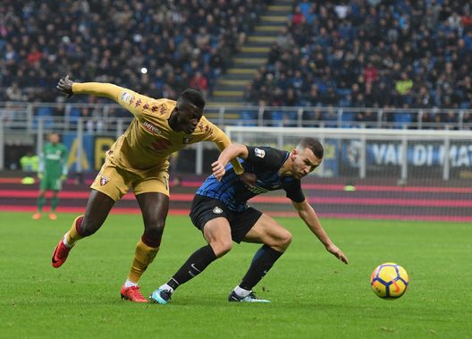  MILAN, ITALY - NOVEMBER 05: Ivan Perisic of FC Internazionale (R) competes for the ball with M Baye Niang of Torino FC during the Serie A match between FC Internazionale and Torino FC at Stadio Giuseppe Meazza on November 5, 2017 in Milan, Italy. (Photo by Claudio Villa - Inter/Inter via Getty Images) 