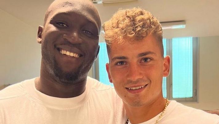 Inter, è il giorno di Romelu Lukaku: abbracci e foto al Coni con Sebastiano Esposito - immagine 1
