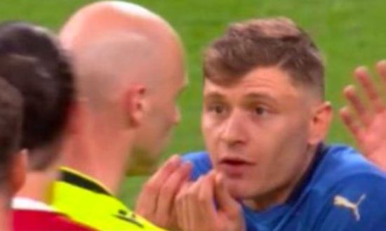 Barella gesticola con l'arbitro e sui social diventa un ...