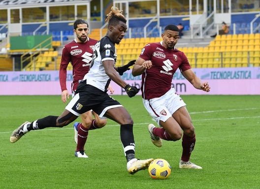  PARMA, ITALY - JANUARY 03: Yann Karamoh of Parma (L) looks to break past Bremer of Torino (R) during the Serie A match between Parma Calcio and Torino FC at Stadio Ennio Tardini on January 03, 2021 in Parma, Italy. Sporting stadiums around Italy remain under strict restrictions due to the Coronavirus Pandemic as Government social distancing laws prohibit fans inside venues resulting in games being played behind closed doors. (Photo by Alessandro Sabattini/Getty Images) 