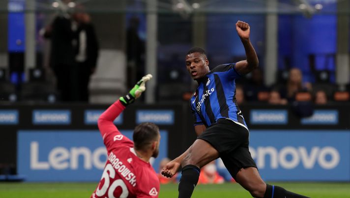 MILAN, ITALY - AUGUST 20: Denzel Dumfries of FC Internazionale kicks the ball during the Serie A match between FC Internazionale and Spezia Calcio at Stadio Giuseppe Meazza on August 20, 2022 in Milan, Italy. (Photo by Emilio Andreoli - Inter/Inter via Getty Images) Consigli Fantacalcio, 5 difensori per la 34a giornata: scommessa Dumfries. Zappacosta per il tris! - immagine 1