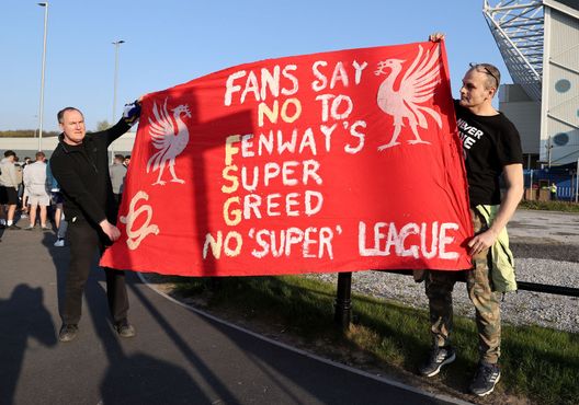 LEEDS, ENGLAND - APRIL 19: Fans hold up a protest banner against Liverpool FC and the European Super League outside the stadium prior to the Premier League match between Leeds United and Liverpool at Elland Road on April 19, 2021 in Leeds, England. Sporting stadiums around the UK remain under strict restrictions due to the Coronavirus Pandemic as Government social distancing laws prohibit fans inside venues resulting in games being played behind closed doors. (Photo by Clive Brunskill/Getty Images) UE contro la Superlega: stride con i principi di politica sportiva dell’Europa - immagine 1