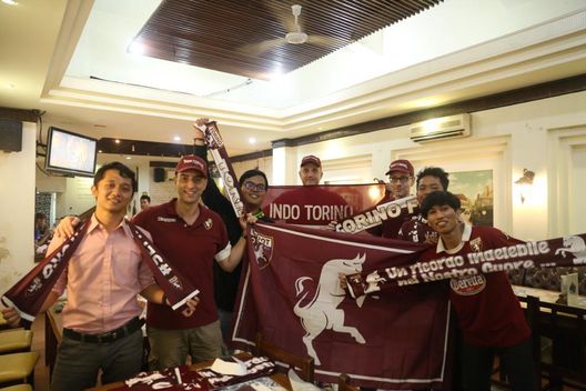 Gruppo di tifosi indonesiani durante una partita del Torino Gruppo di tifosi indonesiani durante una partita del Torino