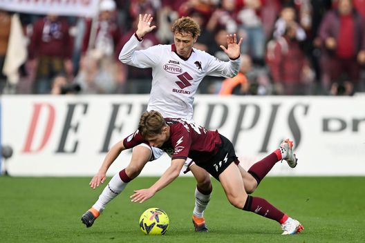 SALERNO, ITALY - JANUARY 08: Mergim Vojvoda of Torino FC battles for possession with Hans Nicolussi Caviglia of Salernitana during the Serie A match between Salernitana and Torino FC at Stadio Arechi on January 08, 2023 in Salerno, Italy. (Photo by Francesco Pecoraro/Getty Images) salernitana-torino