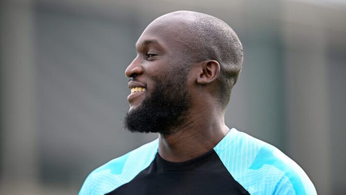 COMO, ITALY - JUNE 05: Romelu Lukaku of FC Internazionale looks on during the UEFA Campions League Final media day of FC Internazionale training session at the club's training ground Suning Training Center at Appiano Gentile on June 05, 2023 in Como, Italy. (Photo by Mattia Ozbot - Inter/Inter via Getty Images) HERE WE GO – È fatta per l’arrivo di Lukaku alla Roma: ecco le cifre e la formula - immagine 1